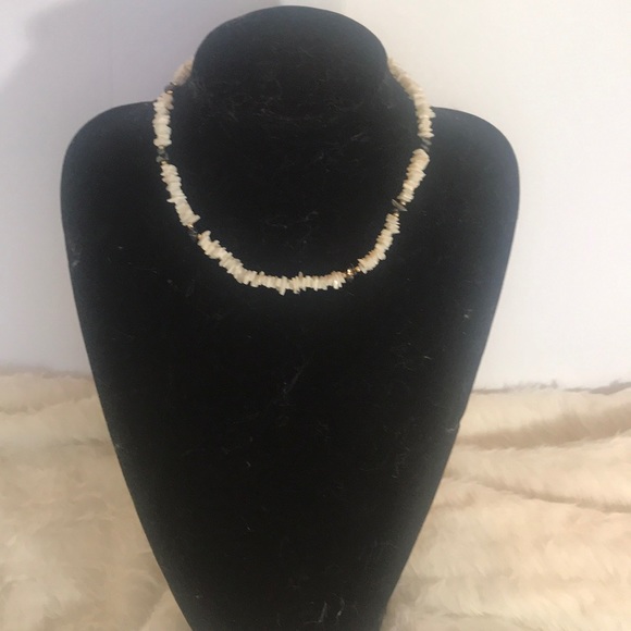 “PUKA SEASHELL” Vintage  Necklace With Bead Detail. - Picture 4 of 6